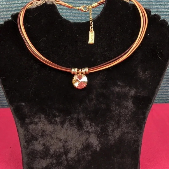 B-JWL-D Amber Color Pendant Choker - Picture 3 of 12